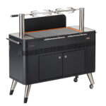 EVERDURE HUB EV035744 BY HESTON BLUMENTHAL. BARBEQUE ΞΥΛΟΥ ΜΕ ΗΛΕΚΤΡΟΝΙΚΗ ΕΝΑΥΣΗ ΚΑΙ ΧΕΙΡΟΚΙΝΗΤΗ ΡΥΘΜΙΣΗ ΥΨΟΥΣ ΣΟΥΒΛΑΣ